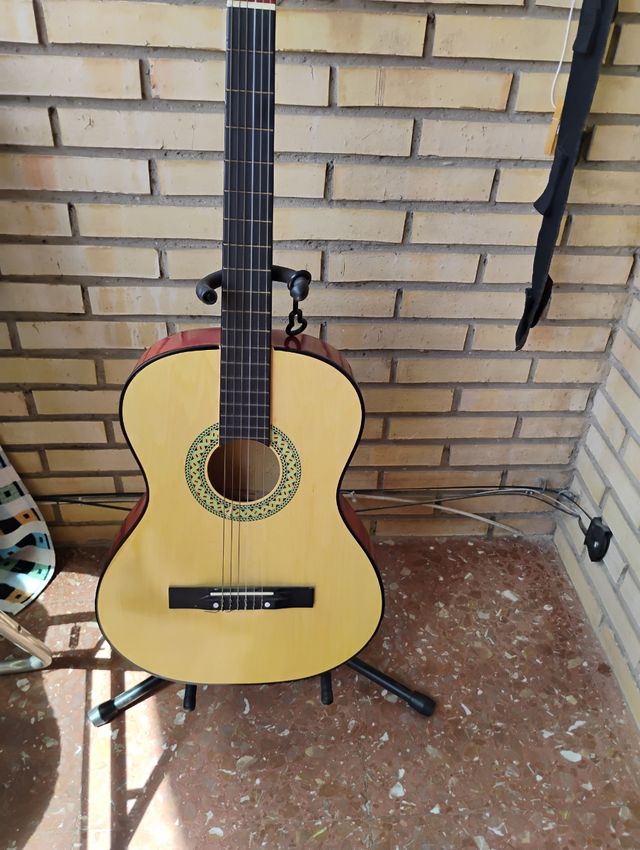 Guitarra clásica + soporte