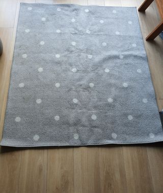 Alfombra Ikea gris lunares blancos