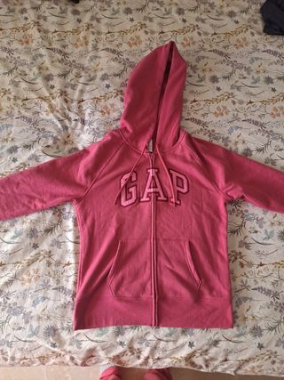 Sudadera cremallera GAP rosa con capucha.