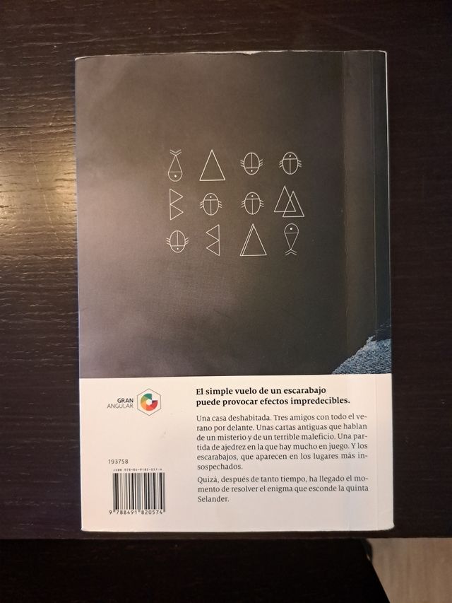 Los escarabajos vuelan al atardecer