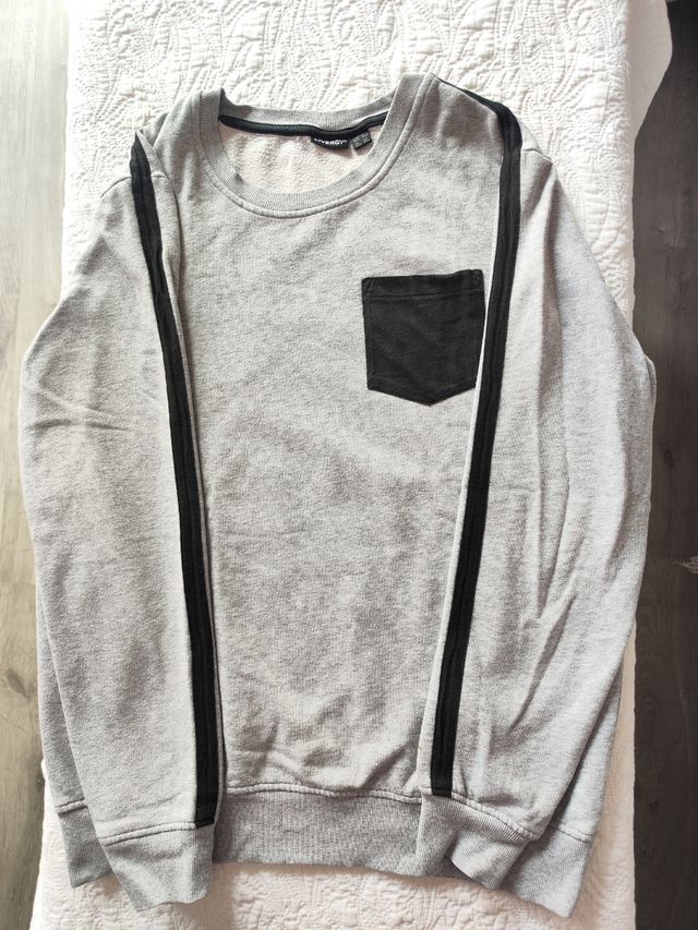 Sudadera gris c/rayas negras