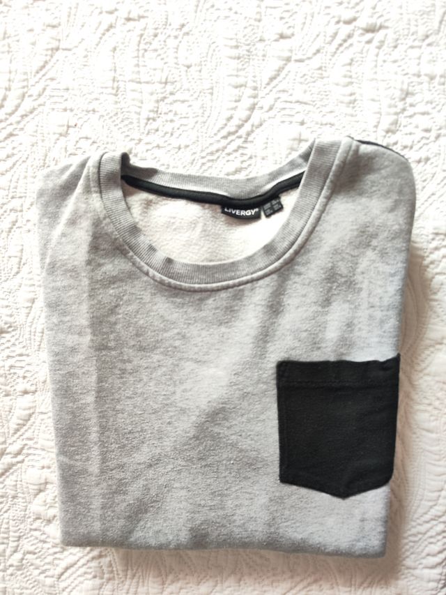 Sudadera gris c/rayas negras