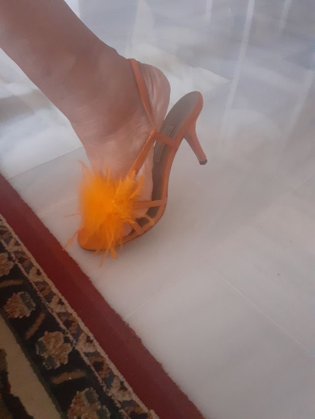 Sandalias tacón naranja plumas