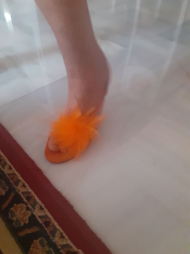 Sandalias tacón naranja plumas