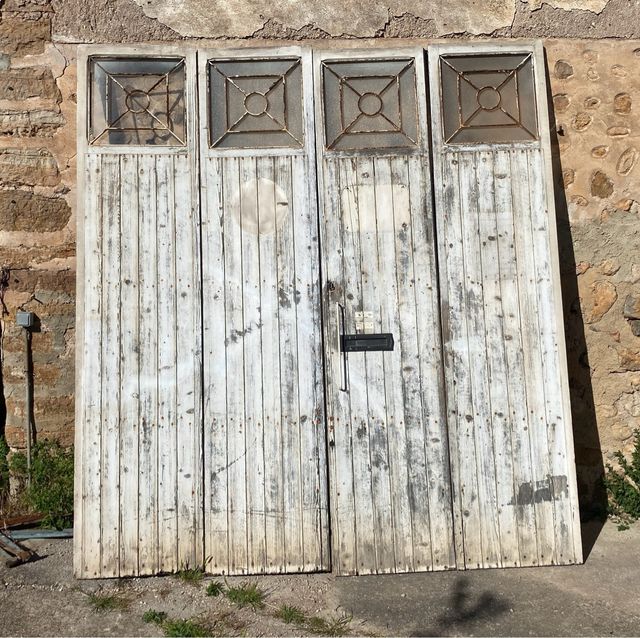 Antigua puerta de garaje con ventanas