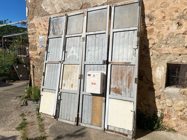 Antigua puerta de garaje con ventanas