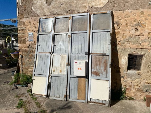 Antigua puerta de garaje con ventanas
