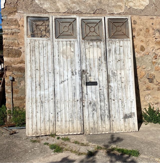 Antigua puerta de garaje con ventanas
