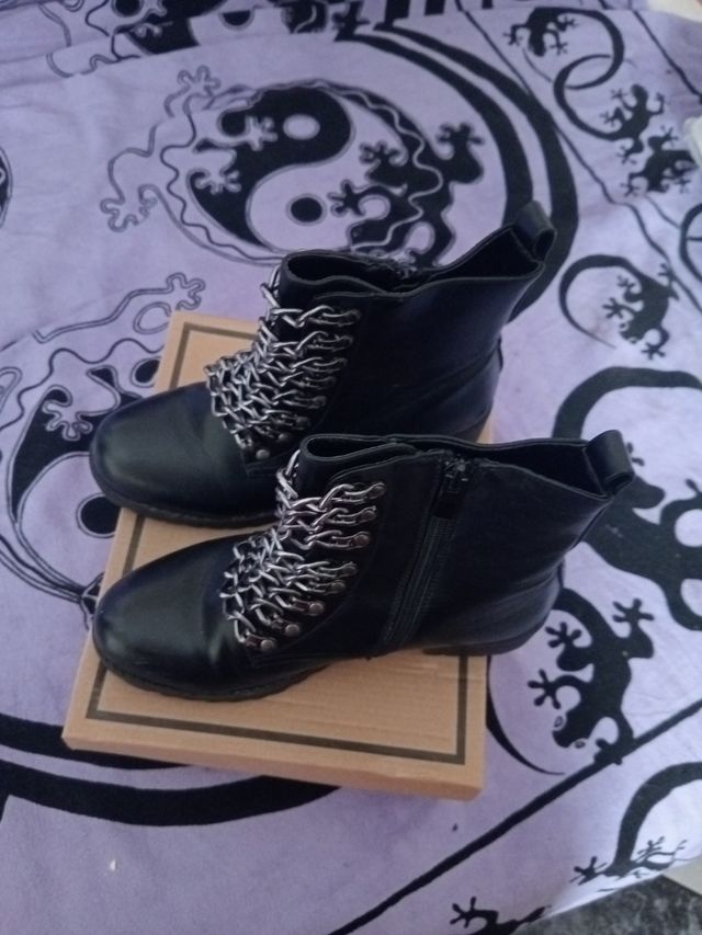 Botas negras mujer - con cadena