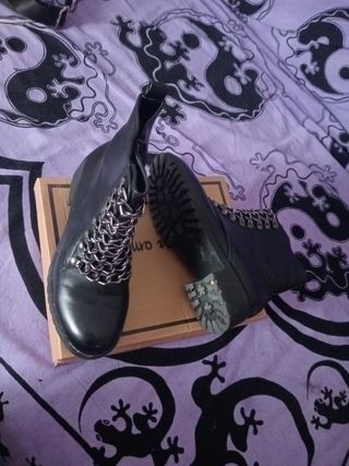 Botas negras mujer - con cadena