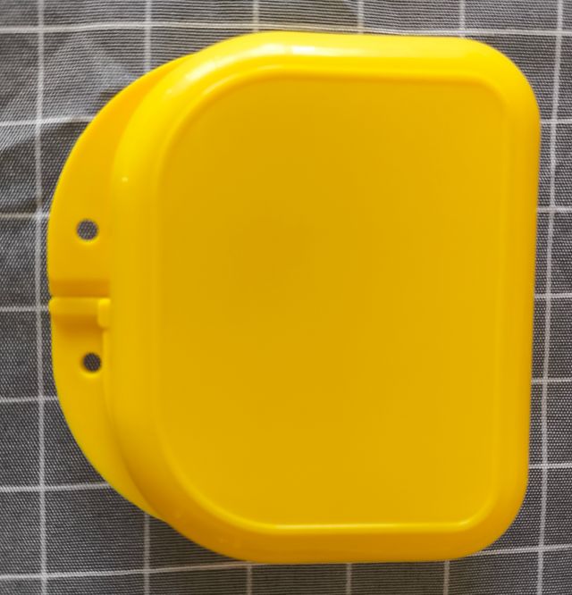 25 estuches para protectores bucales y férulas