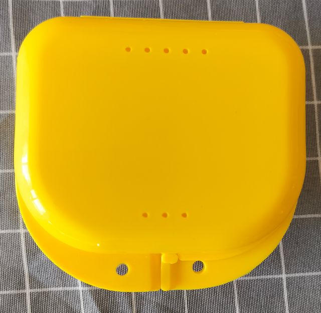 25 estuches para protectores bucales y férulas