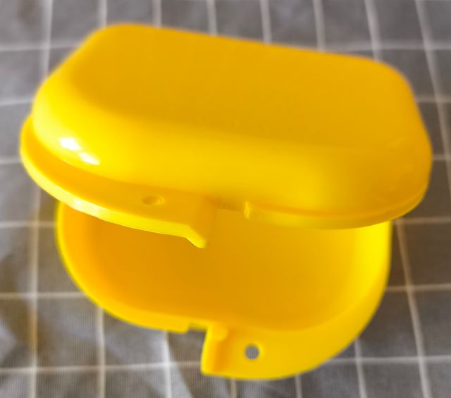 25 estuches para protectores bucales y férulas