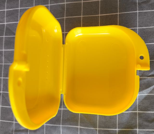 25 estuches para protectores bucales y férulas