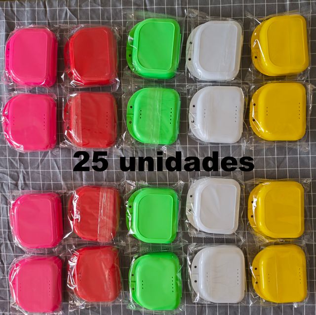 25 estuches para protectores bucales y férulas