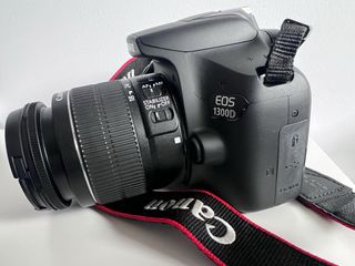 Canon Réflex EOS 1300D negra