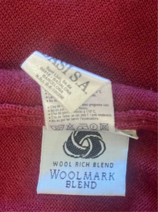 Jersey Lacoste T6 Color burdeos.  Cuello redondo.