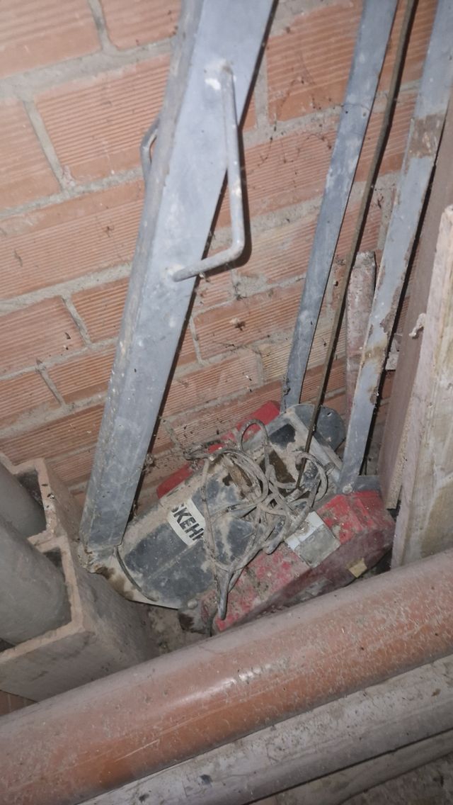 Montacargas maquinillo elevador WISKEHRS
