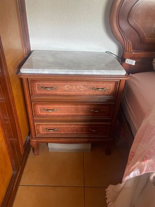 Mesita de noche antigua.