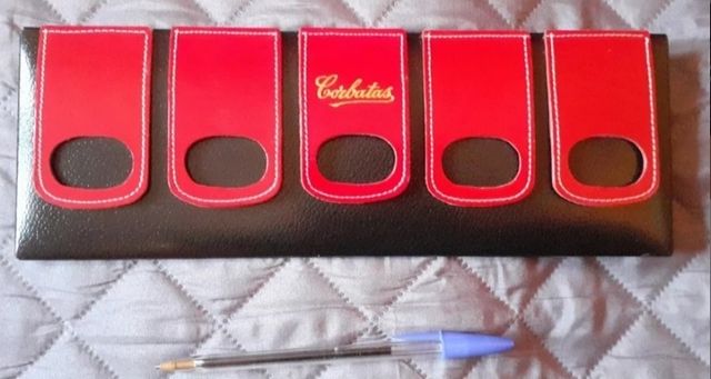 Corbatas, colgador corbatas, pañuelos.