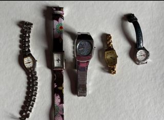 Lote de 5 relojes, diversas marcas y estilos.