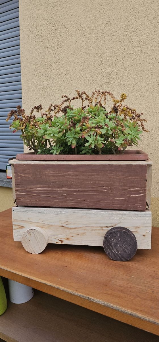 Portavasi in legno rustico