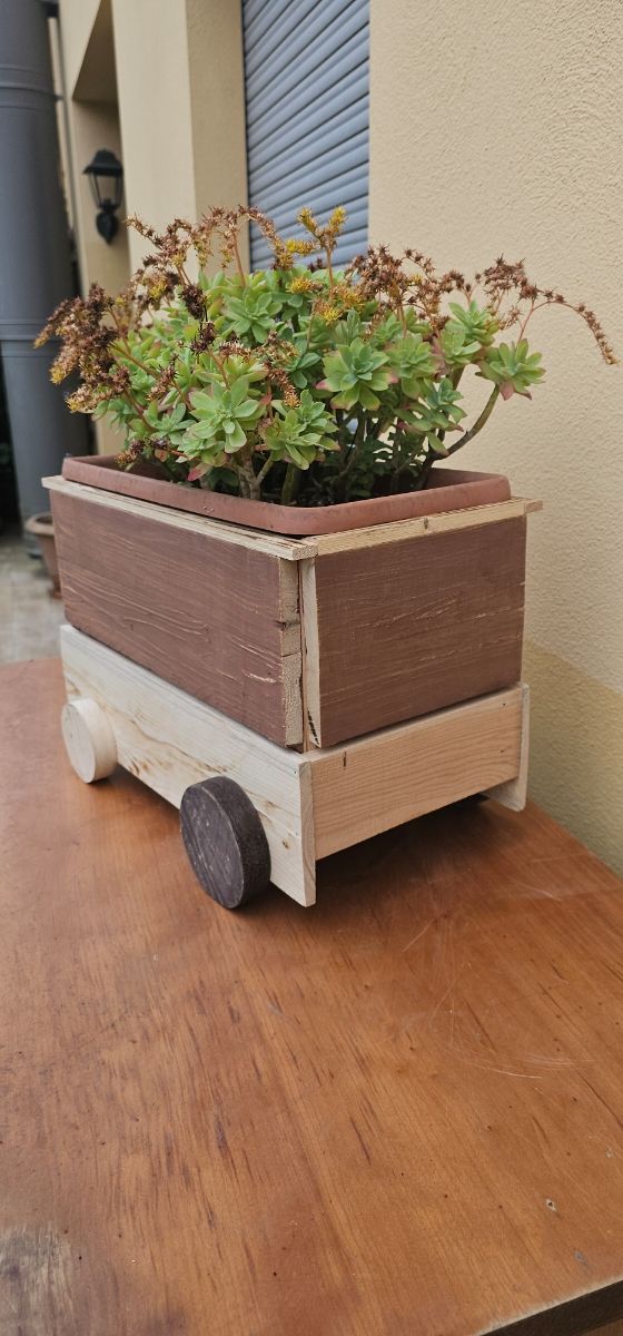 Portavasi in legno rustico