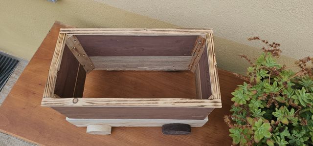 Portavasi in legno rustico