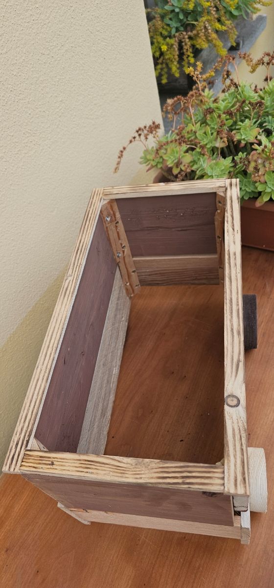 Portavasi in legno rustico