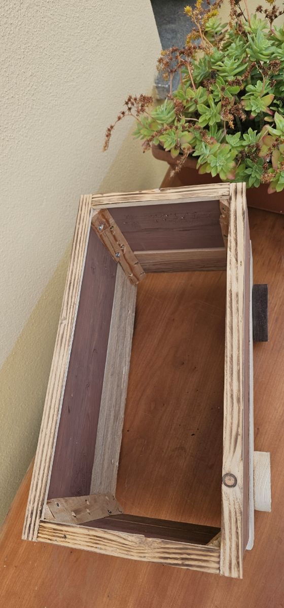 Portavasi in legno rustico