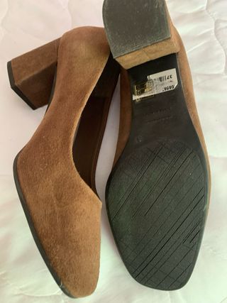 Zapato de punta redonda y tacon cuadrado