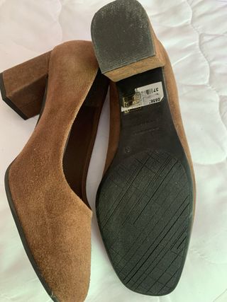 Zapato de punta redonda y tacon cuadrado