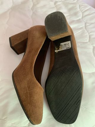 Zapato de punta redonda y tacon cuadrado