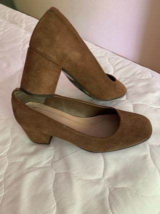 Zapato de punta redonda y tacon cuadrado