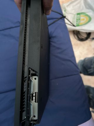 PS4 (PlayStation 4) negra - sin mando original.