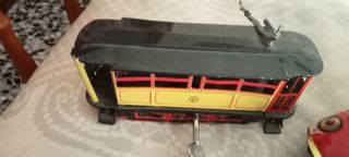 Lotto 5 vecchi giocattoli: auto, tram e solitudine