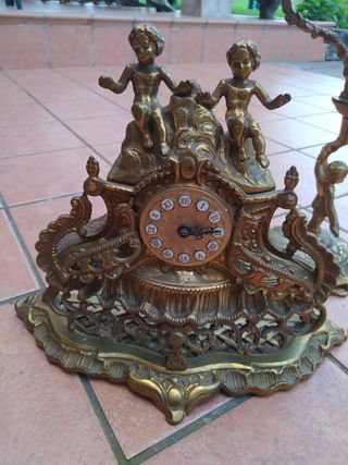 Reloj y candelero dorados