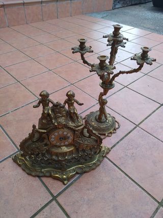 Reloj y candelero dorados