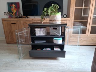 Mesa auxiliar negra -Mesa de cristal.