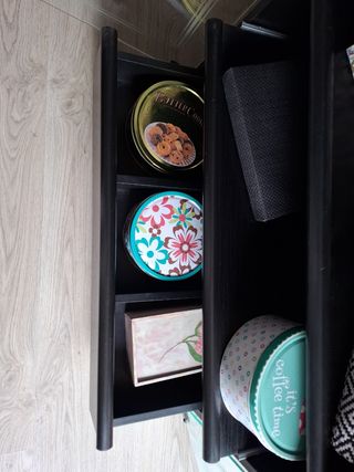 Mesa auxiliar negra -Mesa de cristal.