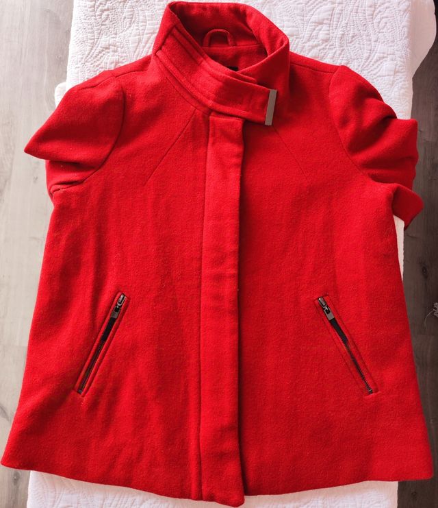 Abrigo rojo Mango