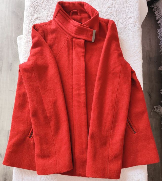 Abrigo rojo Mango