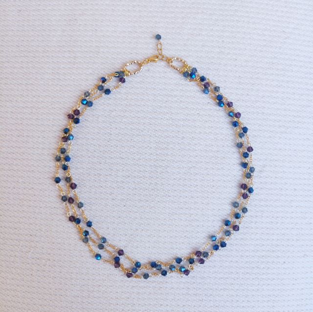 Collana dorata con cristalli blu