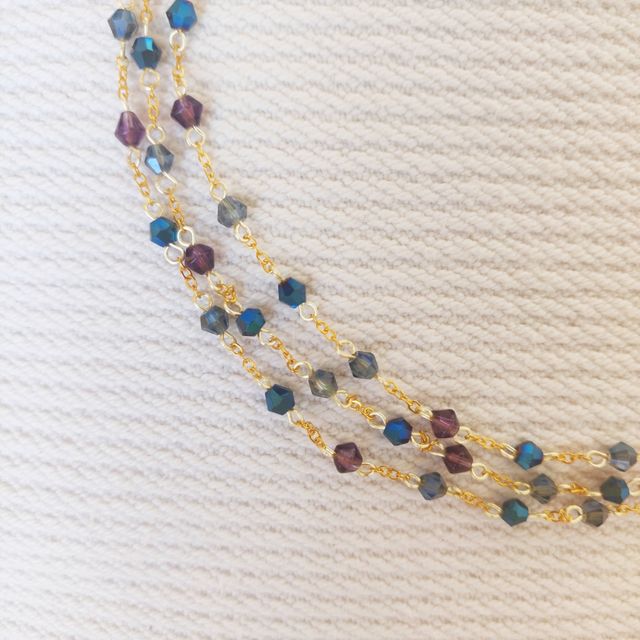 Collana dorata con cristalli blu