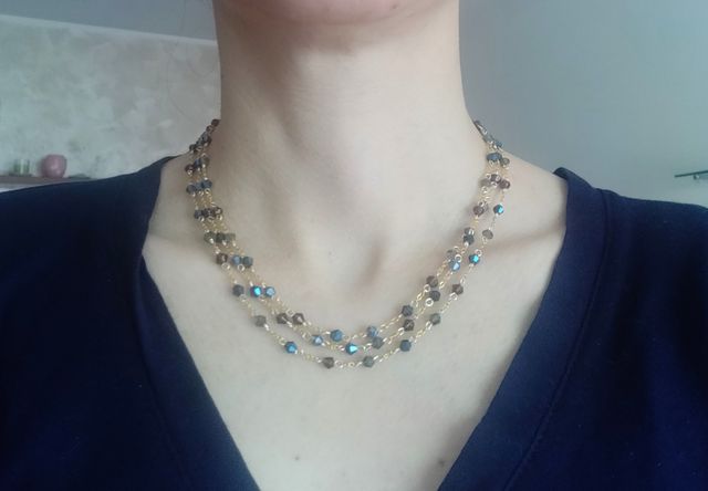 Collana dorata con cristalli blu