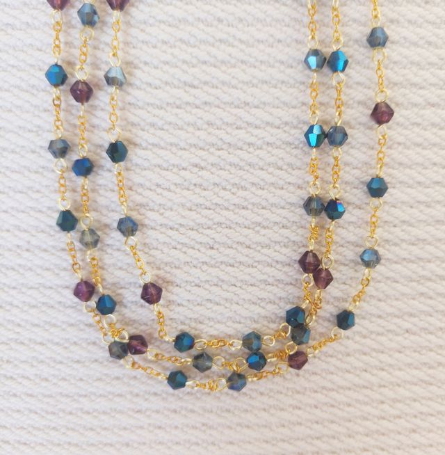 Collana dorata con cristalli blu