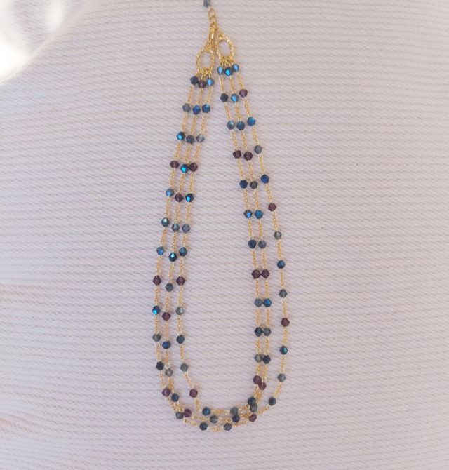 Collana dorata con cristalli blu