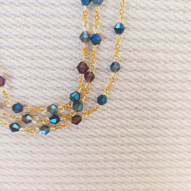 Collana dorata con cristalli blu