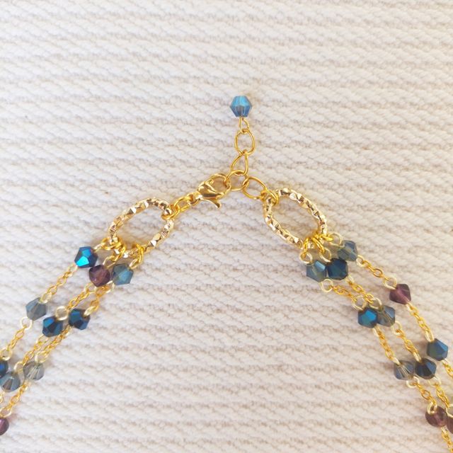 Collana dorata con cristalli blu