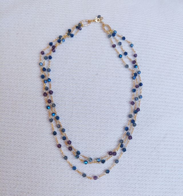 Collana dorata con cristalli blu